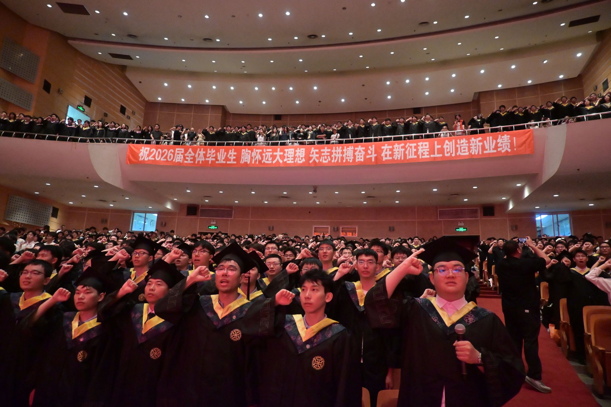 毕业生代表张恒远回顾四年求学一路成长
