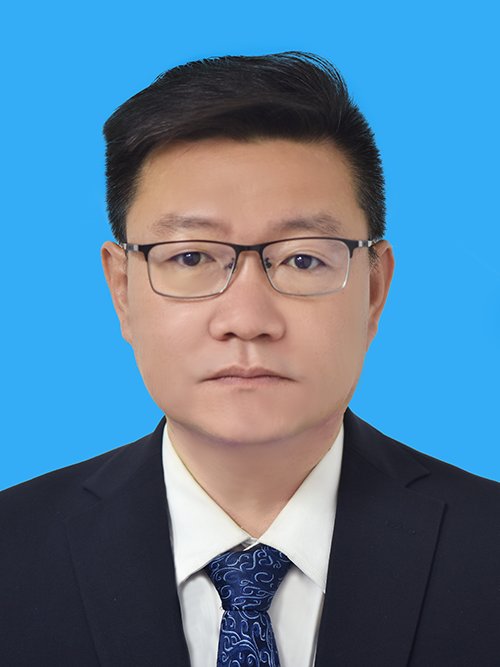 管理学硕士，副编审